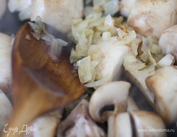 Добавить к луку грибы, посолить и поперчить, жарить 10-15 минут до золотистого цвета.
