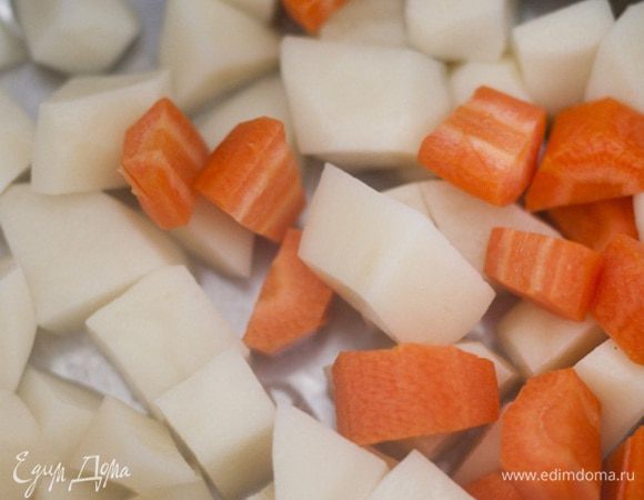 Картофель и морковь почистить, крупно нарезать, залить 1 1/2 − 2 л кипящей воды и варить минут 5−7.