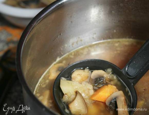 Добавить грибы и варить еще 20 минут на слабом огне. Посолить и поперчить по вкусу.