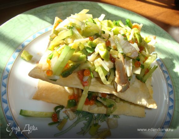 Далее опять лист теста, на него сверху слой салата. 
