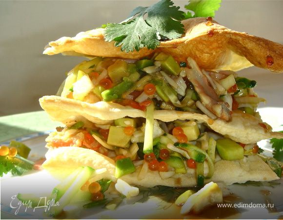 Накрываем последним листом теста и сбрызгиваем соусом "Наршараб" (я его смешивала с оливковым масло ). Украшаем зеленью кинзы.