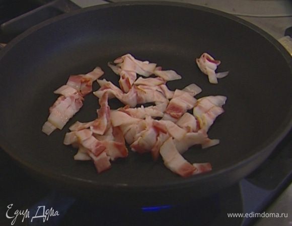 Разогреть в сковороде 2 ст. ложки оливкового масла, добавить розмарин, бекон и чеснок в кожуре и прогревать около минуты.