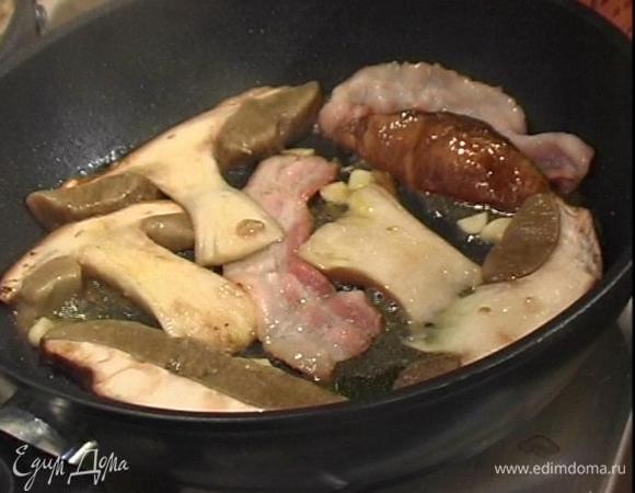 Отправить в сковороду небольшую порцию грибов, поджарить их с обеих сторон и выложить на бумажное полотенце. Таким же образом приготовить оставшиеся грибы. Как только бекон и чеснок станут золотистыми, их тоже переложить со сковороды на бумажное полотенце.