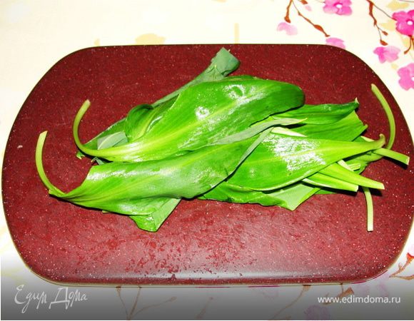 Помыть черемшу, мелко порубить.