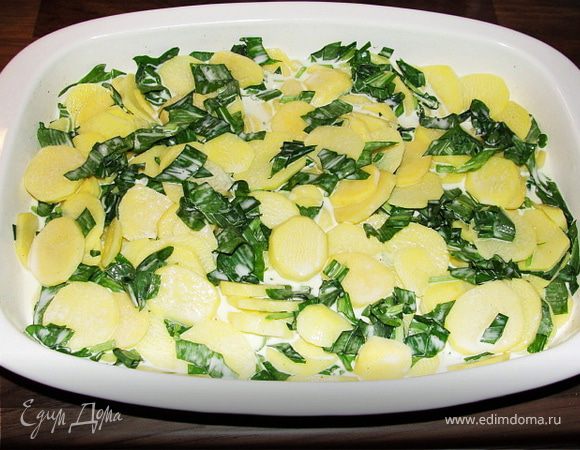 В сливки добавить соль, белый перец, мускатный орех. Перемешать и залить нашу массу соусом.