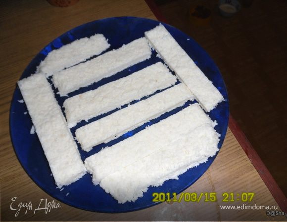 На маленьком огне растопить сливочное масло, сливки и сахар (не кипятить) Добавляем кокосовую стружку. Все это хорошо перемешиваем.Всю эту массу выложить в форму, покрытую бумагой и убрать в холодильник на час. (Я в морозилку ставила - там лучше и быстрее застывает)После этого начинаем резать наши конфеты как настоящие батончики и опять убираем их в холодное место но уже на ночь. Если не хватает терпения, то можно поставить в морозильнике на 2-3 часа. 