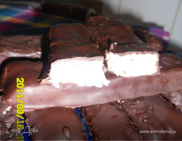 Теперь заглазируем наши батончики.
 Поломала шоколад и налила раст. масло.Растопила на паровой бане.Убрала тарелку с бани и поставила на стол.Брала кокосовую массу по одной-две из морозилки, чтобы не успела растаять.Обмакнуть со всех сторон.Очень быстро застывает.