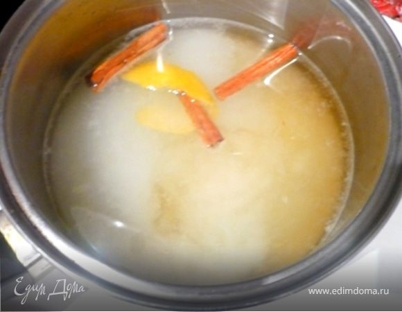 СИРОП: В кастрюлечку залить 1 стакан воды и добавить сахар, мед, лимонный сок, цедру и корицу.  Довести до кипения и варить 5 минут. Мешать не надо или только разок! Снять с огня и охладить.
