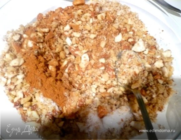 НАЧИНКА: Орехи измельчить и перемешать с сахаром и корицей. Мне больше нравится орехи+миндаль, но можете сделать фисташки - на вкус и цвет, как говорится...
