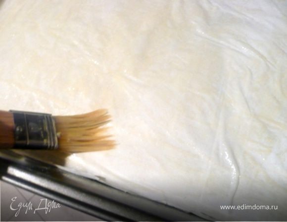 СБОРКА: Квадратную или прямоугольную форму ок 22х30см.  смазать маслом. Листы фило-теста порезать по размеру формы. Накрыть их полотенцем, чтобы не высыхали. 10 листов уложить в форму, каждый смазывая маслом. На 10-й лист выложить половину начинки и накрыть еще двумя листами, каждый опять же смазывая. На 12-й выложить оставшуюся начинку. Сверху выложить оставшиеся 10 листов, смазывая каждый. 
