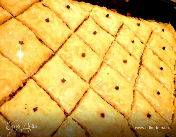 Форму достать и полить пахлаву половиной сиропа. Когда сироп впитается, полить оставшимся сиропом. 
