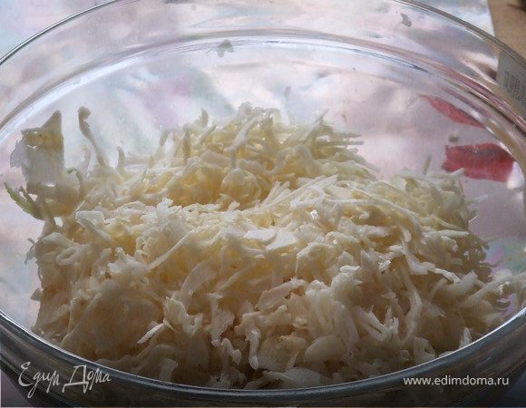 На комбайне натереть мелко капусту.