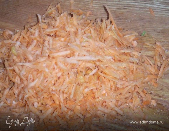 Морковь очистить и натереть на терке.  