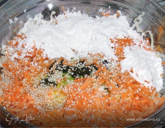 В капусту добавить яйца, муку, кунжутные семена, лук, морковь, соль, перец. И все ингредиенты перемешать. 