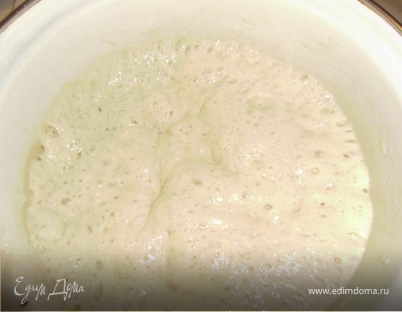 Дрожжи развести в теплой воде до полного растворения, добавить сахар, соль, растительное масло.. Хорошо перемешать (желательно деревянной ложкой).. Затем постепенно всыпать муку.. и интенсивно мешать.. пока тесто не приобретет консистенцию густой сметаны.. или даже гуще...Ну у меня оно было немного жидковатое...