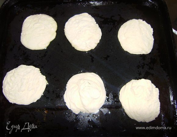 Затем на столе высыпать немного муки... выложить тесто.. немного умять его.. только чуть-чуть.. чтобы оно оставалось воздушным.. скатать в жгутик и нарезать на небольшие кусочки.. Каждый кусочек.. отдельно еще раз вымесить...обвалять в муке и поместить на смазанный растительным маслом противень.. и так все оставшие...