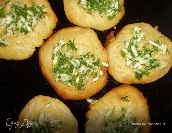 Готовые пампушки достать из дуковки...на верхней части каждой пампушки сделать крестовой надрез и залить заправкой...дать постоять пампушкам 10-15 минут и податьк столу.. Хорошо сочетается с борщом...Приятного аппетита..