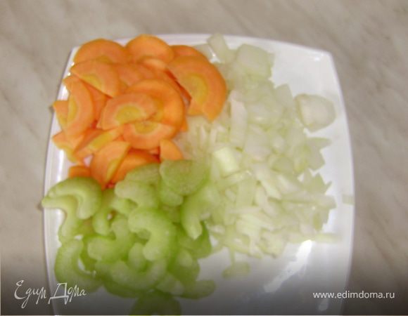 Варим из говядины бульон.. когда он закипит снимаем пенку и продолжаем варить на среднем огне..Нарезаем мелко луковицу, морковку и сельдерей и добавляем в бульон..Варим доготовности...солим....