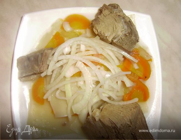 На тарелочку достаем готовые пластины бишбармака..затем мясо... все перчим свежемолотым перцем.. и сверху выкладываем замаринованный лук...и все готово...