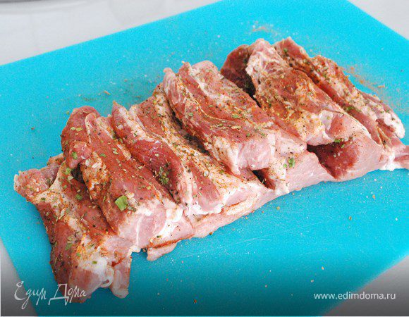 Мясо положите на доску жиром вверх и надрежьте почти до самого низа, сделав из него «книжку». Со всех сторон натрите солью, перцем, травами (у меня смесь итальянских трав) и отложите в сторону.