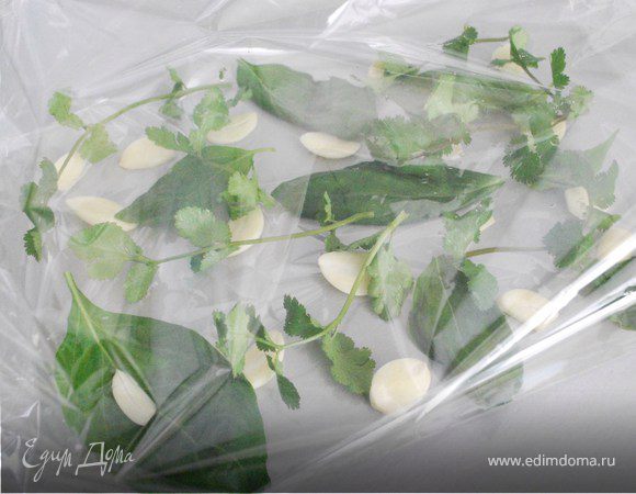 Между чесноком разложите зелень.