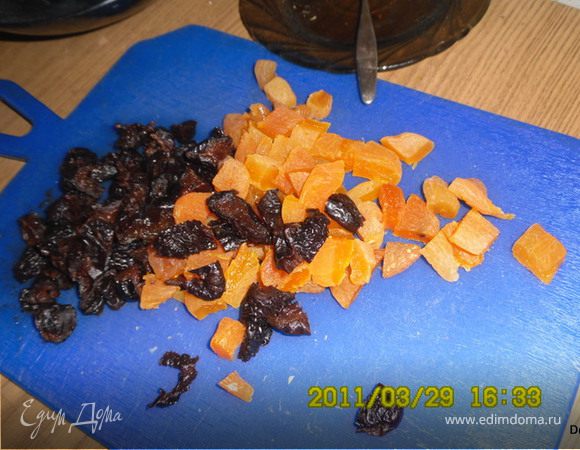 Берем полиэтиленовый пакет(обязательно проверьте,чтобы в нем не было дырочек),смазываем изнутри раст.маслом(очень тонко).Кладем в него сыр и очень плотно завязываем.Опускаем пакет в  кипящую воду(на небольшом огне).Варим 10-15 минут.Нужно,чтобы сыр полностью расплавился.
За это время нарезаем сухофрукты