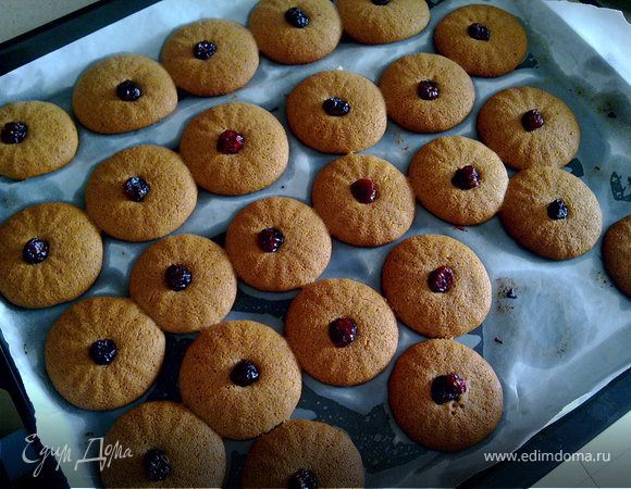 Противень застелаем бумагой для выпечки.Духовку разогреваем до 220 градусов.
Из теста скатываем шарики размером с грецкий орешек.
Придаём им форму.Я делала это с помощью стакана с фигурным дном )
и в центр каждой печенюшки кладём клюквинку *)
Выпекаем минут 10-15.
Приятного аппетита!!!