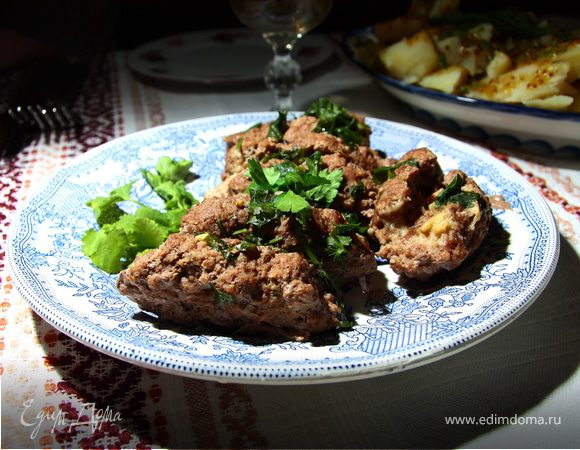 Рулеты: фарш посолить, поперчить, добавить мускатный орех, перемешать. Шампиньоны помыть, нарезать,петрушку вымыть, мелко порубить. Сформировать из фарша лепешки, в середину положить немного грибов, посыпать панировочными сухарями, свернуть в рулетики. Разогреть в сковороде растительное масло, обжарить рулеты с обеих сторон. Затем добавить стакан воды,посыпать петрушкой и тушить рулеты до готовности. 