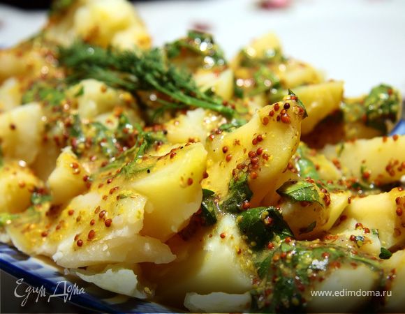 Картофель: приготовить горчичный соус: уксус, оливковое масло, горчицу-взбить в однородную смесь. Затем порубить зеленый лук и петрушку, добавить к соусу. Картофель почистить, поставить варить. Затем, после приготовления,нарезать дольками. Картофель полить соусом и подавать.