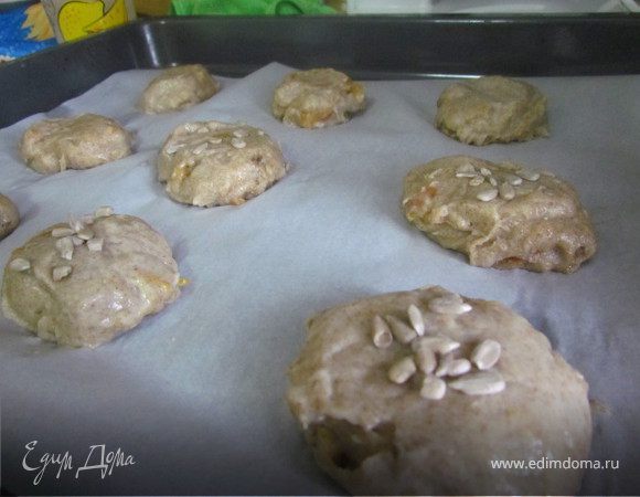 В кастрюлю влить воду, масло, всыпать соль и добавить мед. Довести до кипения. В миску просеять два вида муки и влить кипящую смесь, хорошо вымешать. Затем по одному вбить яйца, каждый раз хорошо размешивая. Порезать мелко курагу и добавить в тесто. Всыпать семечки, все перемешать. Сформировать булочки, выложить на пергамент и выпекать при 180С и 160С около 40 минут (25 минут выпекаем при 180С, затем минут 10-15 при 160С). Духовку во время выпечки не открывать!!!!!