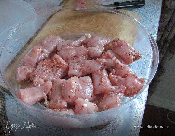 Нарезанную небольшими кусочками куриную грудку обваливаем в смеси перцев, соли и корице. Грейпфрут моем и снимаем верхнюю часть кожуры.