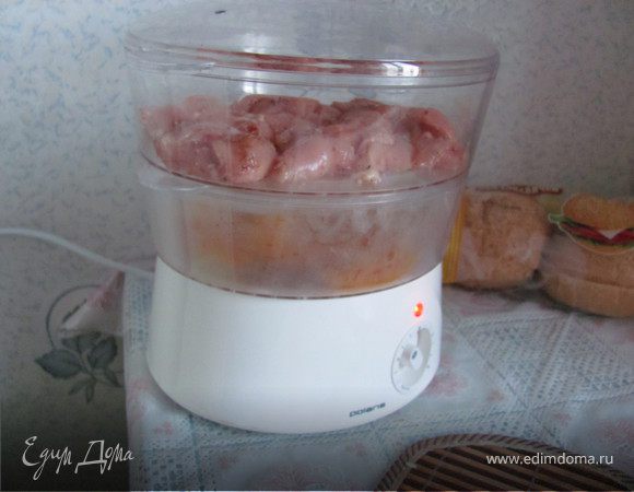 На нижнюю полочку пароварки кладем кожуру от грейпфрутов,а на верхнюю курицу.Таким способом курица будет готова не более чем за 20 минут. В случае если у вас нет пароварки, то можно обжарить кусочки курицы в небольшом количестве растительного масла (достаточно 3-5 минут),выключить огонь и оставить под крышкой еще 5 минут. От этого курица станет очень сочной.