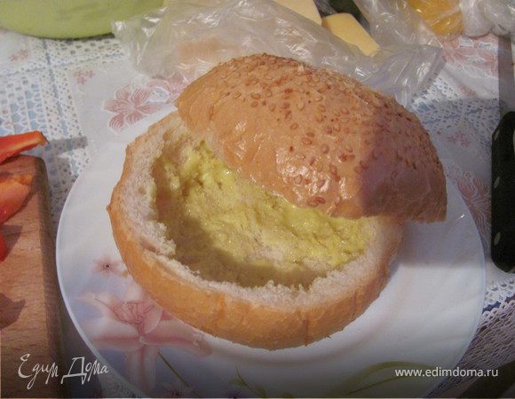 Пока "доходит" курица начинаем собирать наши чикенбургеры. Разрезаем булочки заготовки пополам и вынимаем как можно больше мякиша. Смазываем каждую половинку мацони (я смазала домашним майонезом).