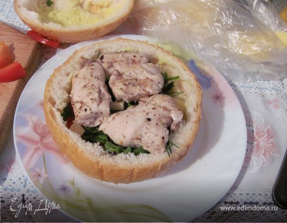 Еще один слой - это ломтики сыра. На сыр выкладываем уже готовую курицу.