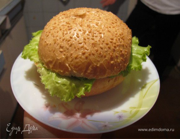 А сейчас самое интересное. Пока сыр плавится от теплоты курочки мы разрезаем грейпфрут поперек и вырезаем из него сегменты без прожилок и косточек, выкладываем на курицу, покрываем листьями салата и второй половинкой булочки.
Кушать подано!
