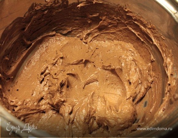 Готовим крем: Растираем какао с размягченным при комнатной температуре сливочным маслом до однородной гладкой смеси, затем добавляем 1/2 банки сгущенки, хорошо перемешиваем. Приготовить пропитку: небольшой лимон хорошо вымыть, затем нарезать мелкими тонкими кусочками, посыпать сахаром и оставить, что бы пустил сок.