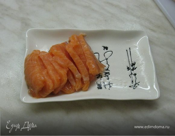 Рыбу освободить от кожи и костей и нарезать аккуратными кусочками.