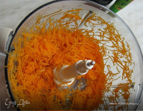 Очистить морков и редьку и измельчить комбайном или натереть на терке.