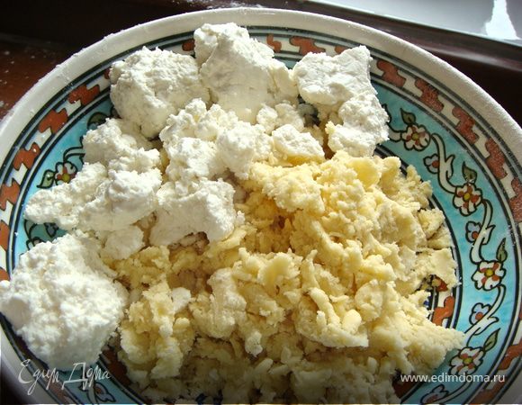 Изюм промыть, ошпарить кипятком и замочить в чае Ерл Грей, для взрослых можно использовать ликер, коньяк, кальвадос и т.п.
