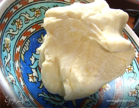 Просеянную муку перетереть руками с холодным сливочным маслом, добавить протертый творог, соль и замесить густое однородное тесто, по консистенции похожее на массу для лепки. Убрать в холодильник.
