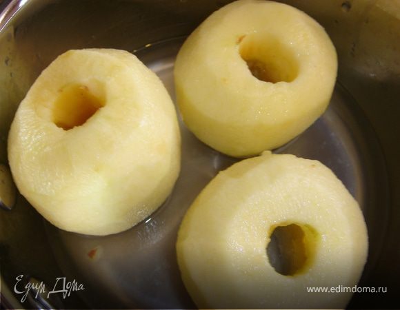 Яблоки очистить от кожуры, вырезать сердцевину, разрезать поперек на 2 части или оставить целыми. Сбрызнуть соком лимона и припустить в небольшом количестве воды в течении 5 минут, добавив в воду сок лимона. После этого достать и обсушить.
