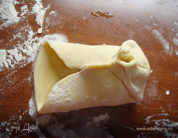  Соединить протиповоложные концы квадрата, смазав их взбитым яйцом. Выложить яблоки в форму для запекания предварительно застеленную бумагой для выпечки. Смазать поверхность теста яйцом и отправить в духовку при 230С на 20 мин. для половинок, а для целых уменьшить температуру духовки до 200С и выпекать еще 5-10 мин.