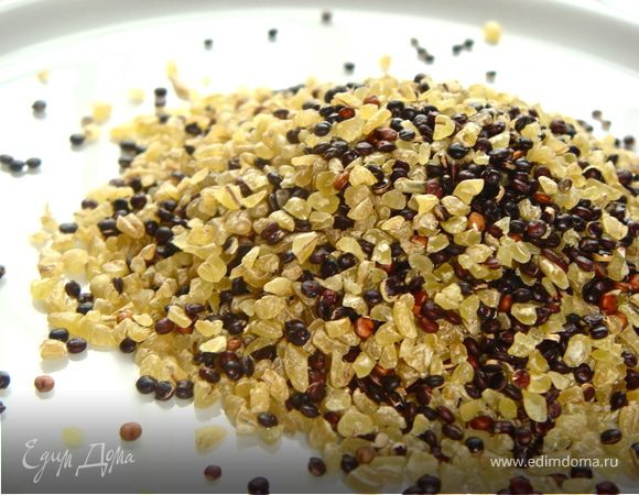 1 зубчик чеснока и 1/2 часть лука измельчить. В кастрюле с толстым дном разогреть оливковое масло, заложить крупу, лук, чеснок и обжаривать минуту. Залить горячим бульоном, довести до кипения. Накрыть крышкой (если в крышке есть дырка, то ее надо либо замазать тестом, либо проложить лист кондитерской бумаги между кастрюлей и крышкой) и готовить на медленном огне по времени указанном на упаковке. В моем случае это было 10мин. Затем отставить, укутать полотенцем и крышку не открывать минут 15-20 пока будут готовиться овощи.