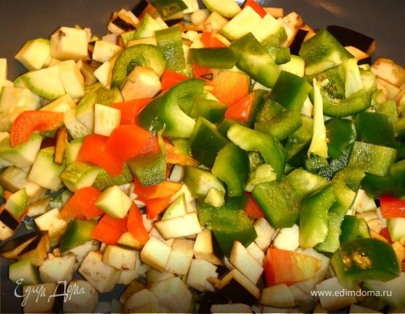 Перец и помидоры разделать под филе, т.е. очистить от семян и мякоти, и вместе с кабачком, баклажаном и оставшимся луком нарезать кубиками в 1см. На тяжелой сковороде разогреть оливковое масло, обжаривать 3 минуты все овощи, кроме помидоров. Посолить, поперчить, добавить прованских трав, оставшегося чеснока. Влить томатный сок, довести до кипения и тушить минуты 2. Добавить помидоры, нарезанную петрушку и черемшу через пол минуты снять с огня.