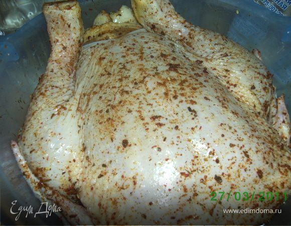 Курицу вымыть,обсушить,натереть приправой,солью,перцем.