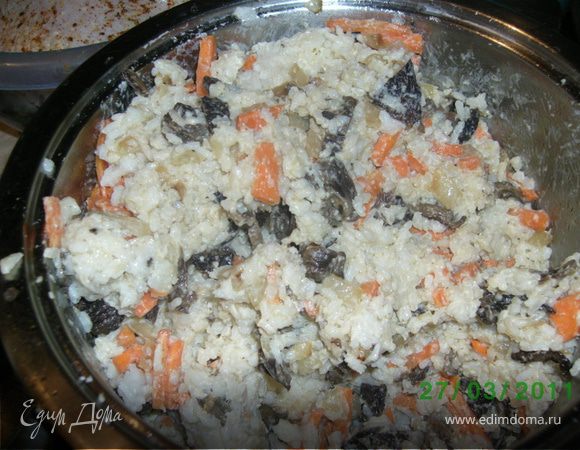 Отварить рыс,лук нарезать кубиками,морковь соломкой,грибы (зарание замочить и отварить) нарезать мелко.Лук,морковь,грибы обжарить на растительном масле,добавить в рис,посолить,поперчить,добавить 1 ложку майонеза,перемишать.