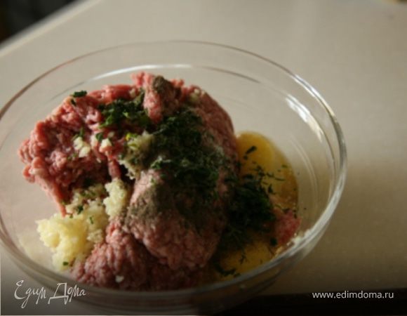 Чеснок очистить и измельчить (или пропустить через чеснокодавилку).Петрушку мелко нарезать.Смешать вместе фарш,чеснок,петрушку,яйца,соль,перец.Тщательно вымесить.
