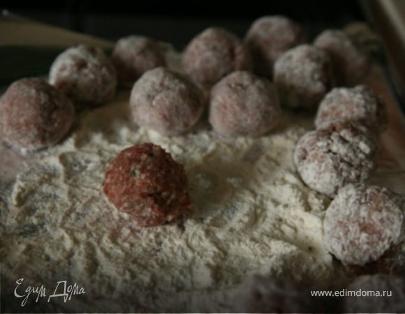 Скатать из фарша небольшие шарики и обвалять их в муке.Поставить в холодильник.