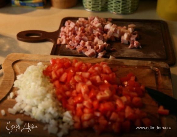 Сало,ветчину и  помидоры нарезать небольшими кусочками,лук очистить и измельчить.