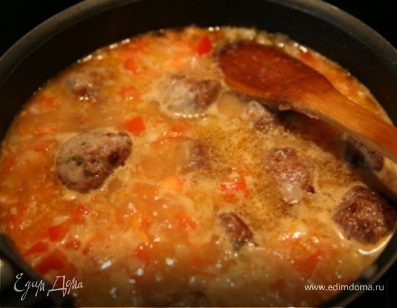 Обжарить в сотейнике в хорошо разогретом растительном масле фрикадельки,5-6 мин.Выложить их.Поместить в сотейник сало и ветчину,готовить 6 мин.Добавить лук,помидоры,кайенский перец и муку.Перемешать деревянной лопаткой и готовить еще 4-5 мин.Влить бульон,довести до кипения.Вернуть в сотейник фрикадельки,посолить и поперчить по вкусу,уменьшить огонь и готовить под крышкой 30 мин.